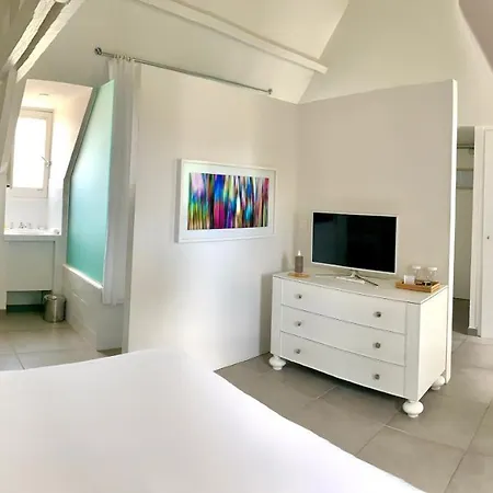 White 1921 Hotel Saint-Tropez