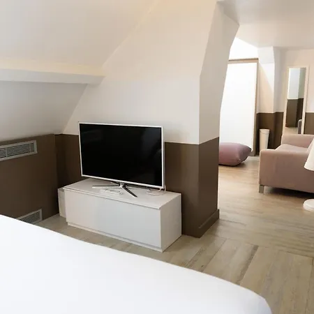 White 1921 Hotel 3*