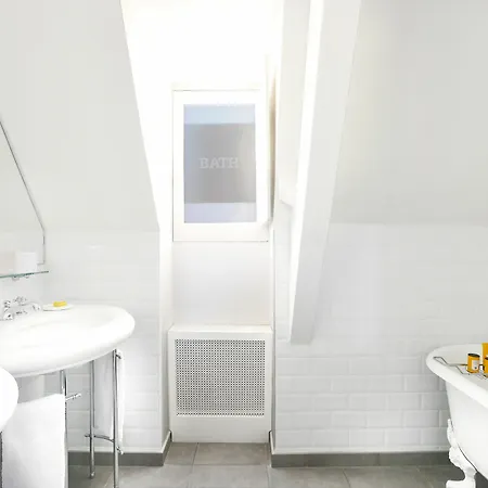 White 1921 Hotel 3*