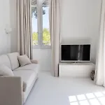 White 1921 Hotel 3*