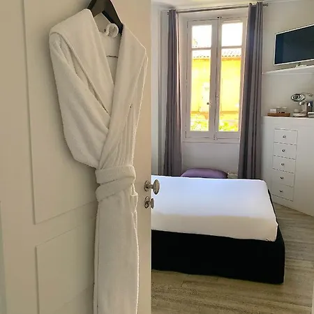 White 1921 Hotel 3*