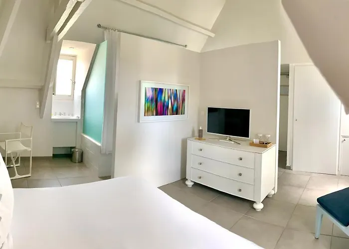 White 1921 Otel Saint-Tropez