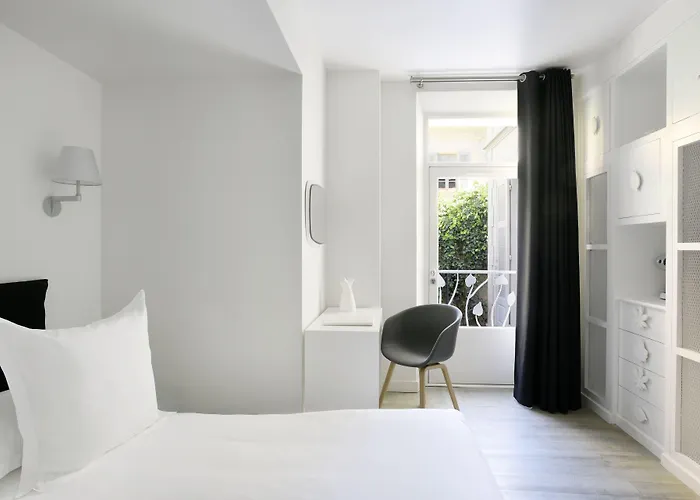 White 1921 Otel Saint-Tropez