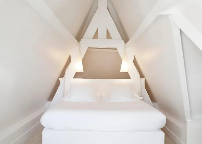 White 1921 Otel Saint-Tropez